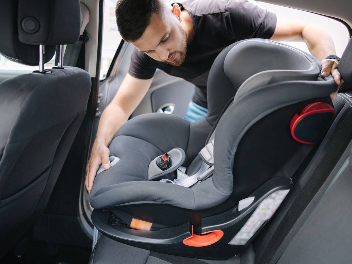 Beim erneuten Installieren des Kindersitzes kann die Anzige de Basisstation „FamilyFix Slide Pro“ einen falschen Eindruck erwecken. (Bild: iStock/Oleksandr Hrytsiv)