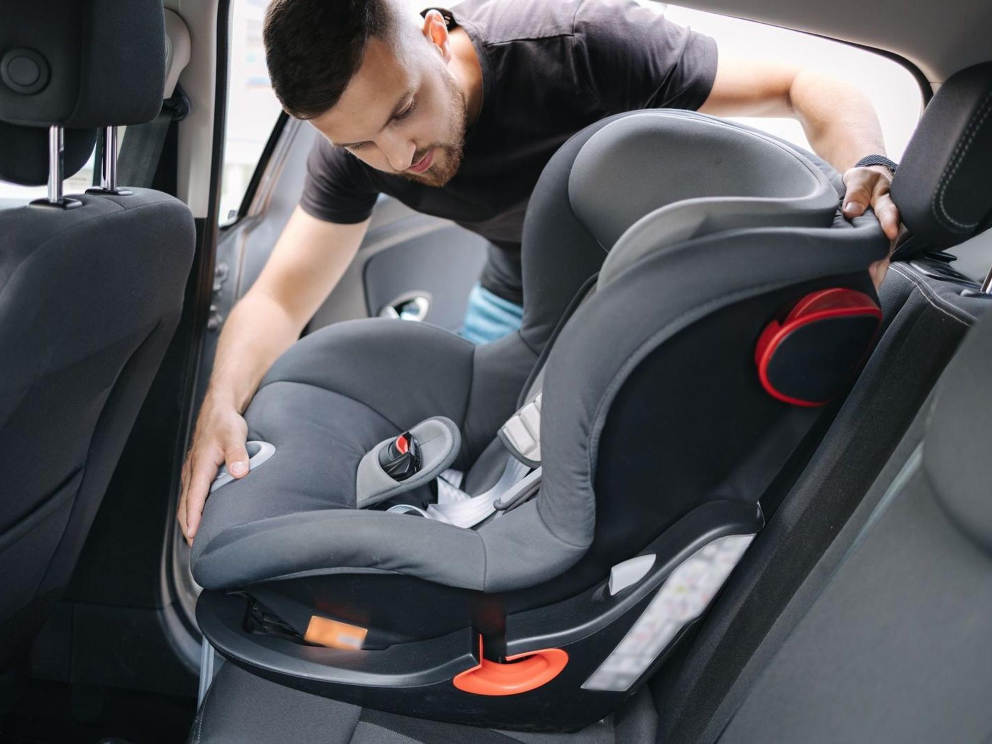 Beim erneuten Installieren des Kindersitzes kann die Anzige de Basisstation „FamilyFix Slide Pro“ einen falschen Eindruck erwecken. (Bild: iStock/Oleksandr Hrytsiv)