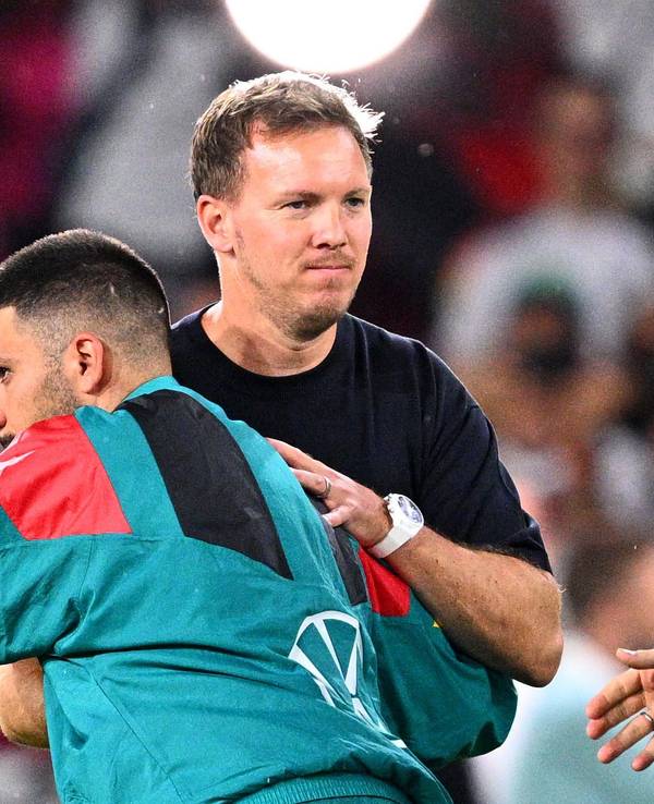 Bundestrainer Julian Nagelsmann (Deutschland) bedankt sich bei Deniz Undav (Deutschland) nach dem Spiel. Auch Manuel Neuer kommt, um nach dem 4:0-Erfolg gegen Finnland zu gratulieren.