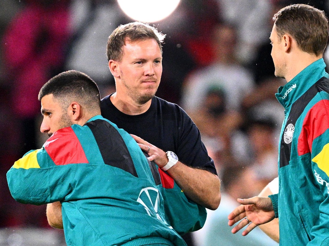 Bundestrainer Julian Nagelsmann (Deutschland) bedankt sich bei Deniz Undav (Deutschland) nach dem Spiel. Auch Manuel Neuer kommt, um nach dem 4:0-Erfolg gegen Finnland zu gratulieren.