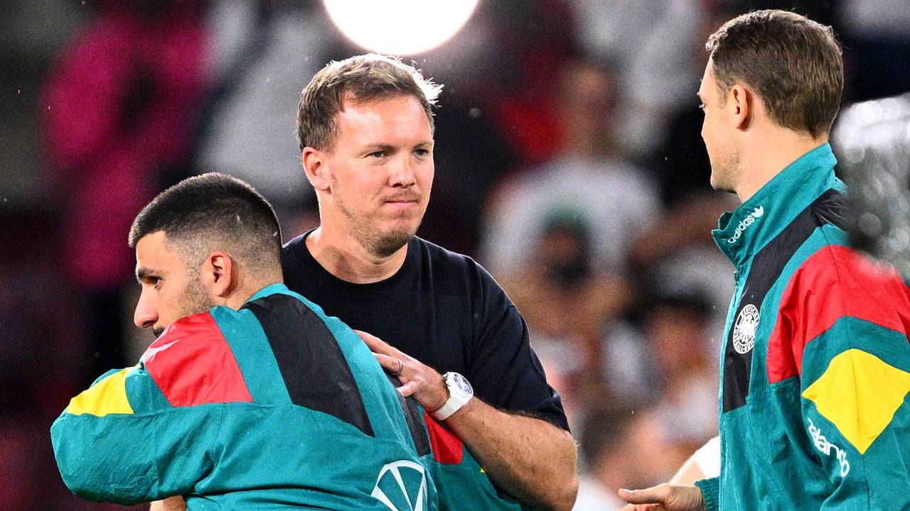 Bundestrainer Julian Nagelsmann (Deutschland) bedankt sich bei Deniz Undav (Deutschland) nach dem Spiel. Auch Manuel Neuer kommt, um nach dem 4:0-Erfolg gegen Finnland zu gratulieren.