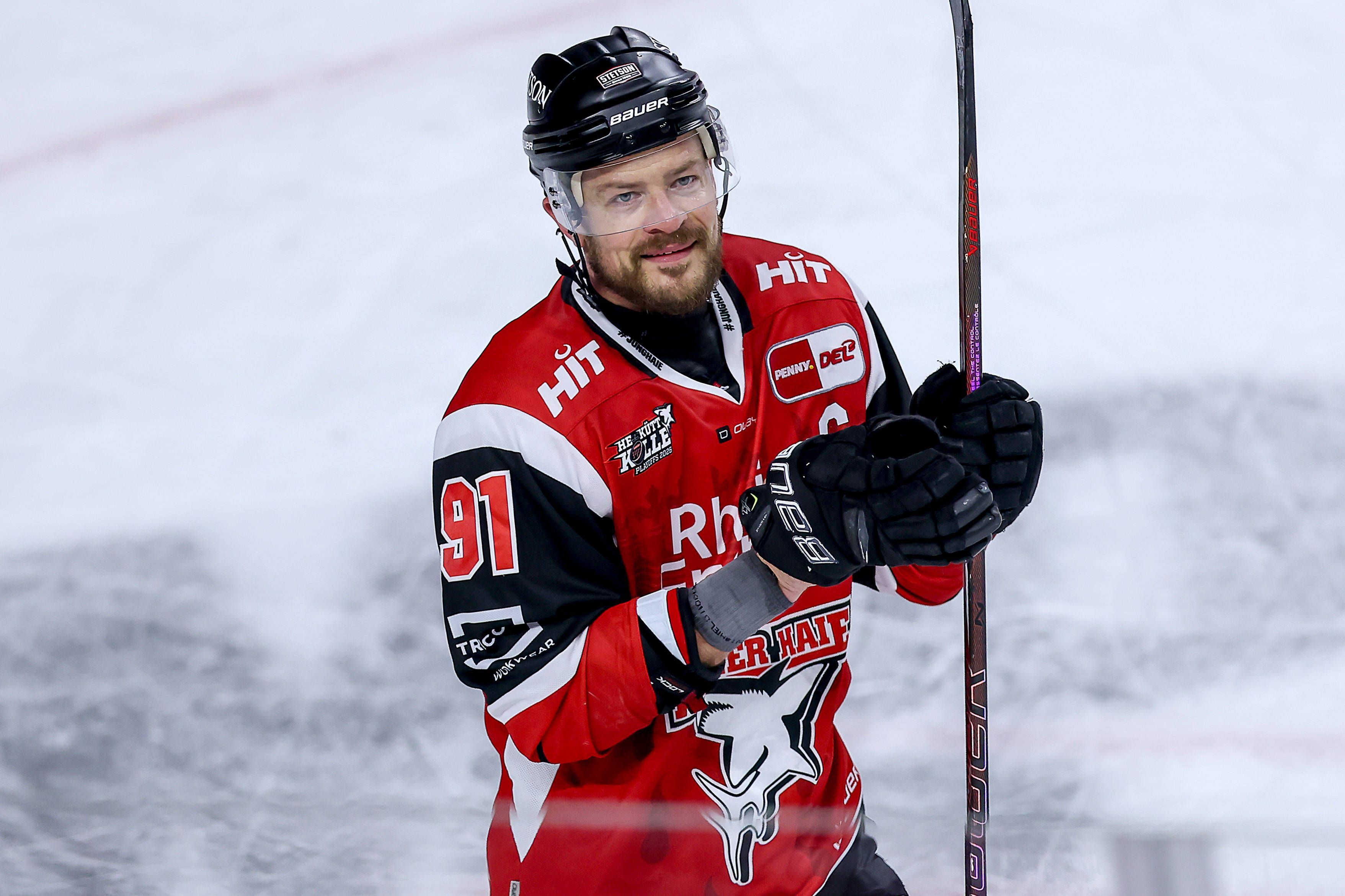 Haie-Kapitän Mo Müller schaut in Richtung Fans.