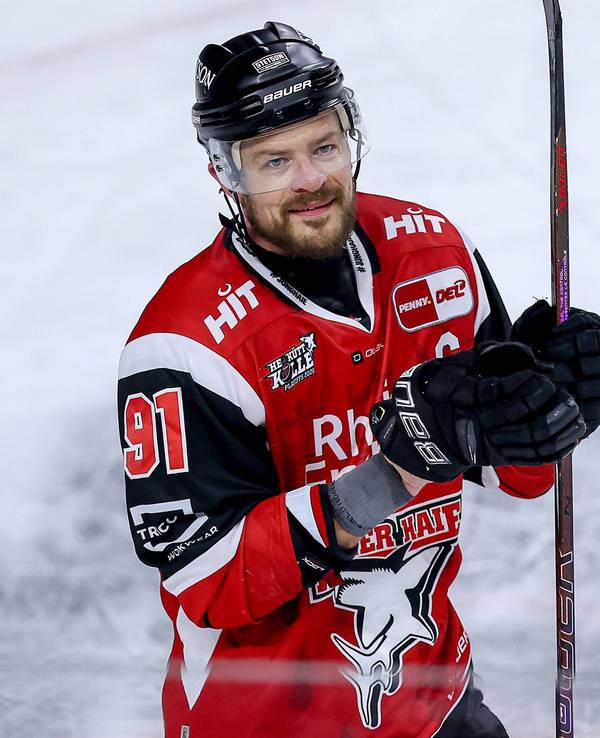 Haie-Kapitän Mo Müller schaut in Richtung Fans.