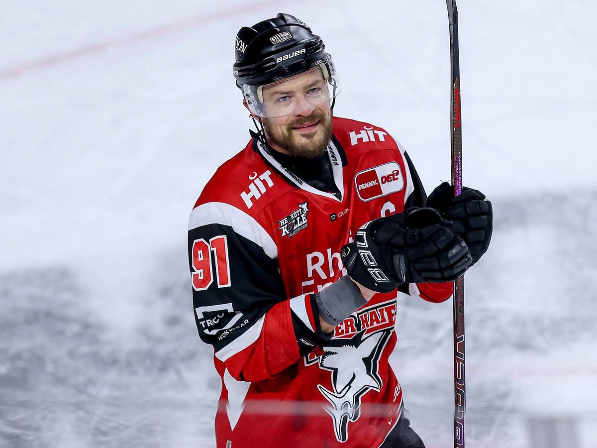Haie-Kapitän Mo Müller schaut in Richtung Fans.