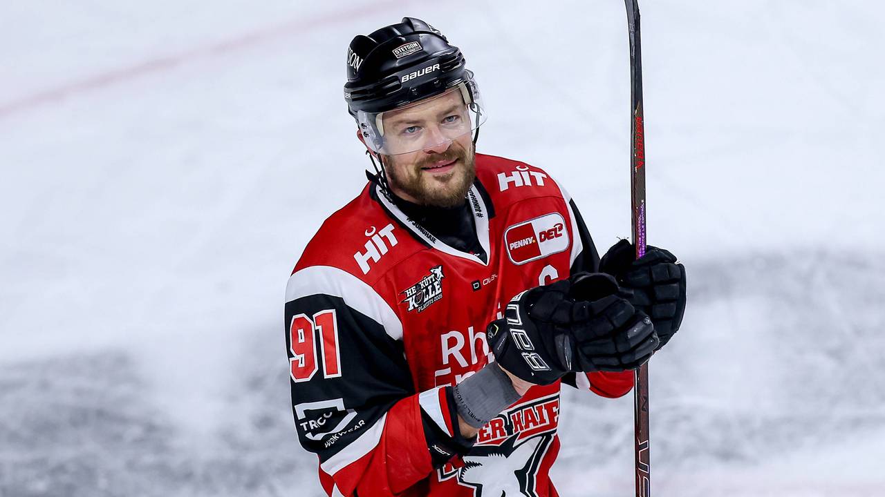 Haie-Kapitän Mo Müller schaut in Richtung Fans.