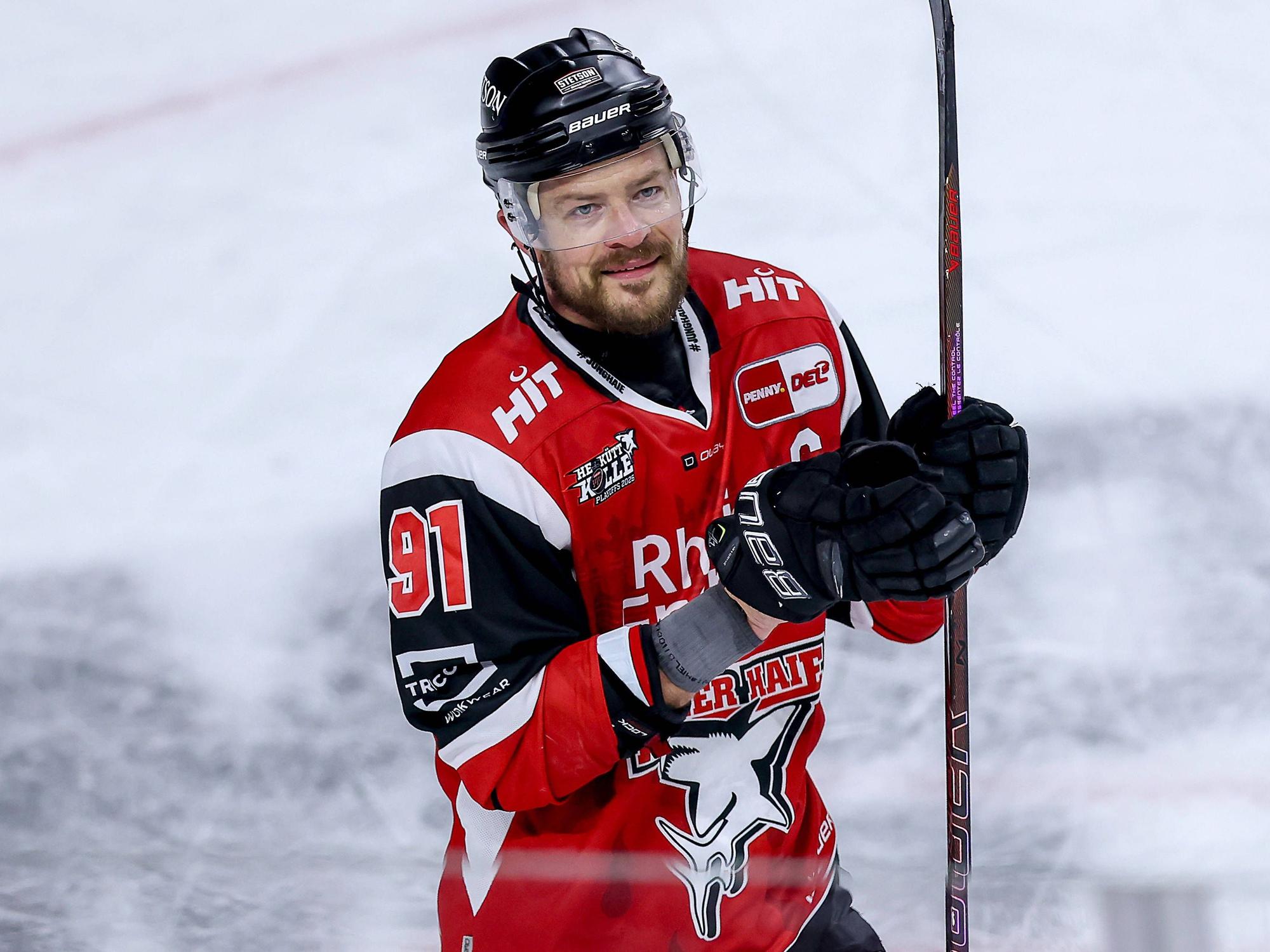 Haie-Kapitän Mo Müller schaut in Richtung Fans.