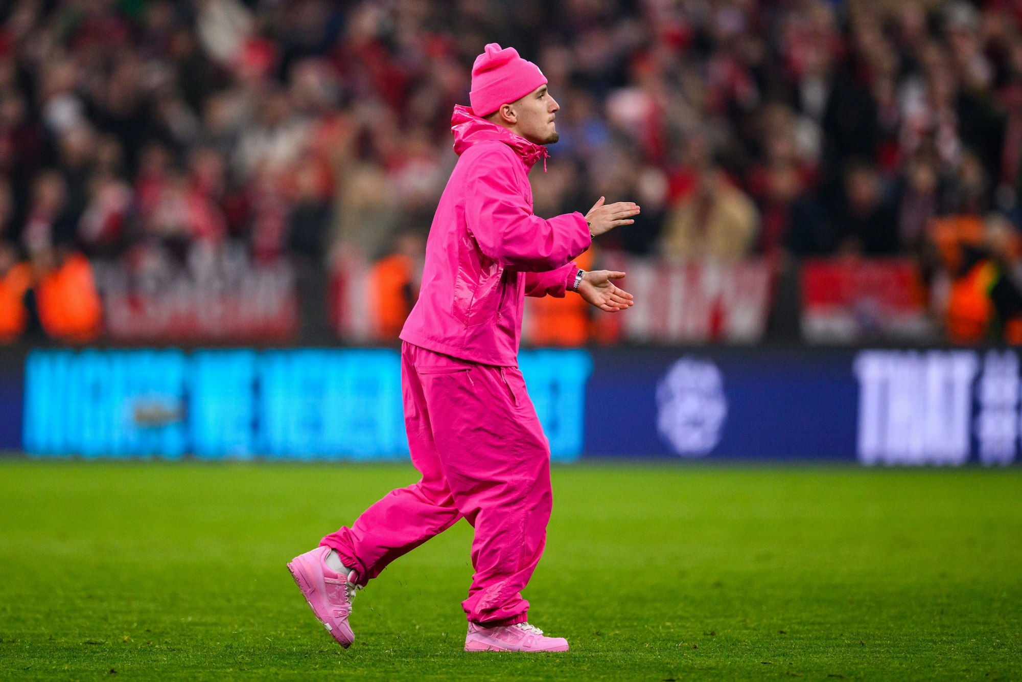 Lennard Karl komplett in pinken Klamotten