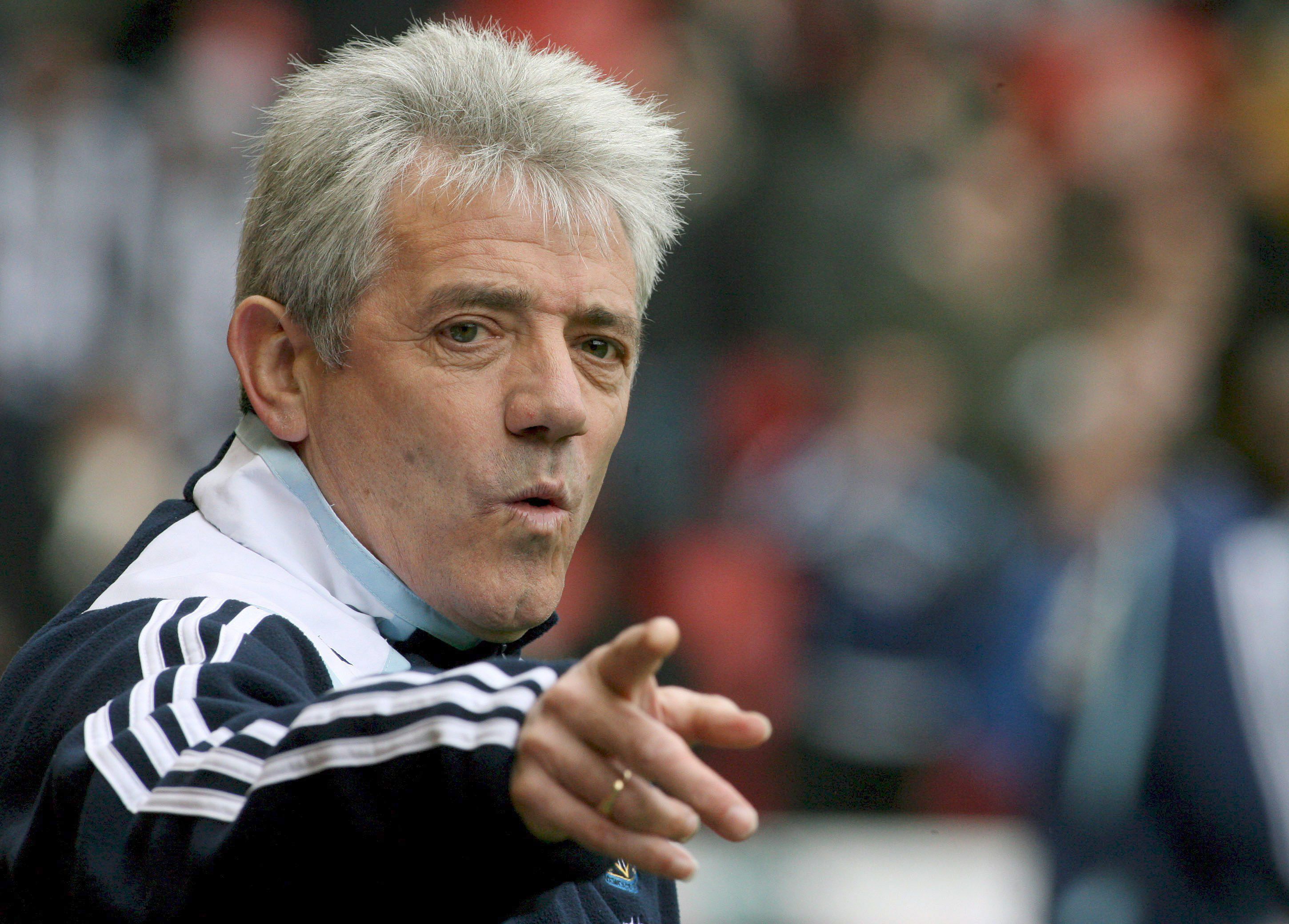 Kevin Keegan gibt Anweisungen an der Seitenlinie.