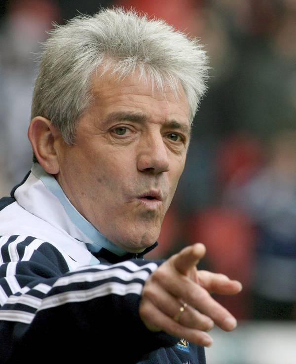 Kevin Keegan gibt Anweisungen an der Seitenlinie.