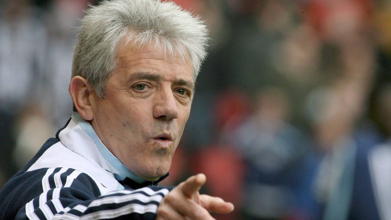 Kevin Keegan gibt Anweisungen an der Seitenlinie.