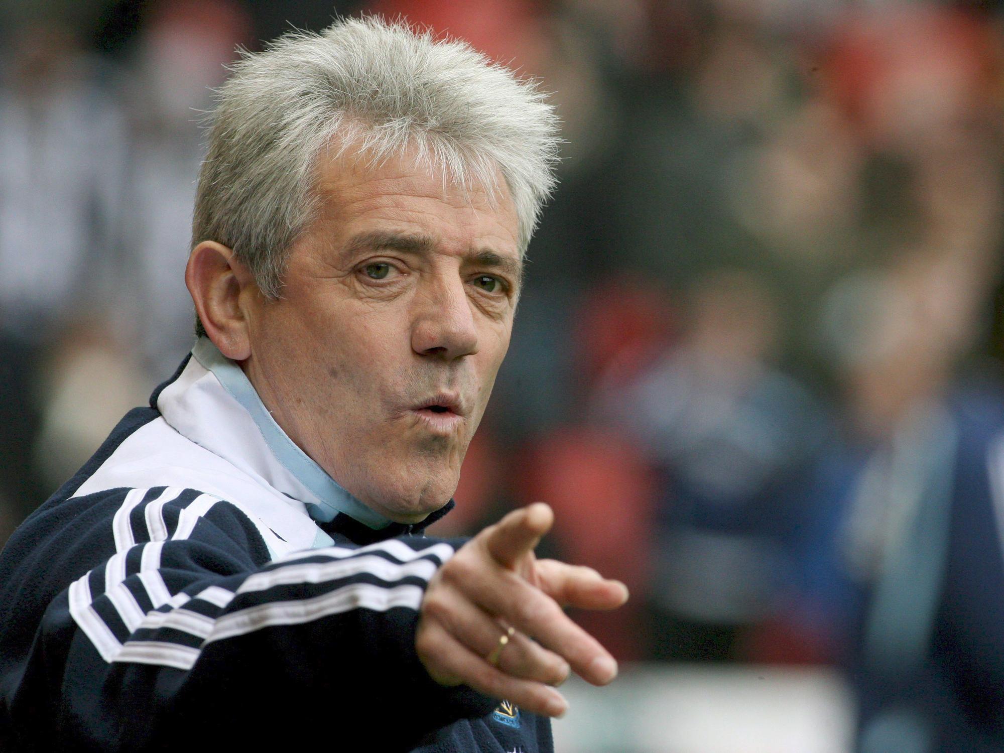 Kevin Keegan gibt Anweisungen an der Seitenlinie.