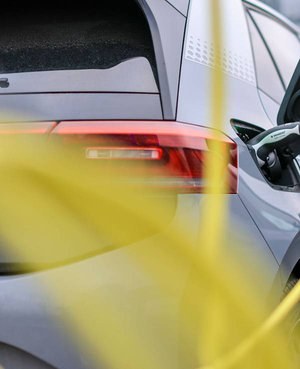 Elektroauto lädt an Ladesäule