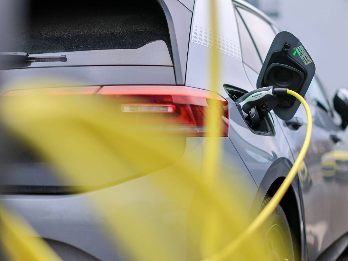 Elektroauto lädt an Ladesäule