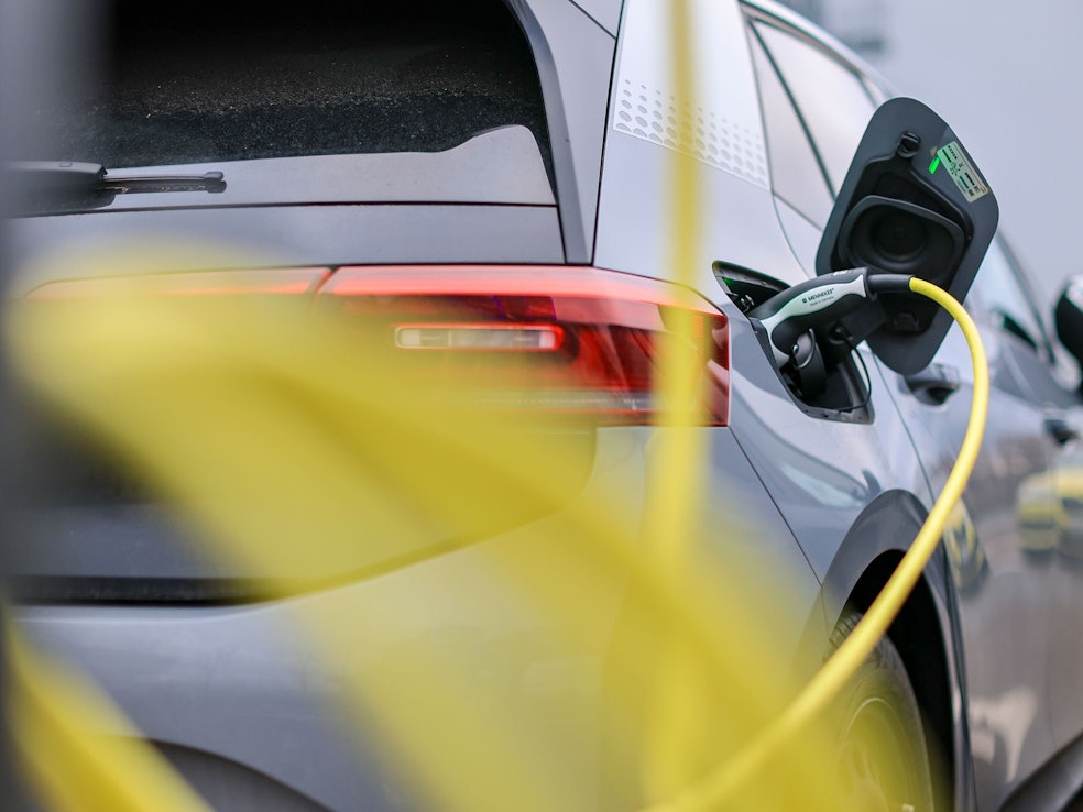 Elektroauto lädt an Ladesäule