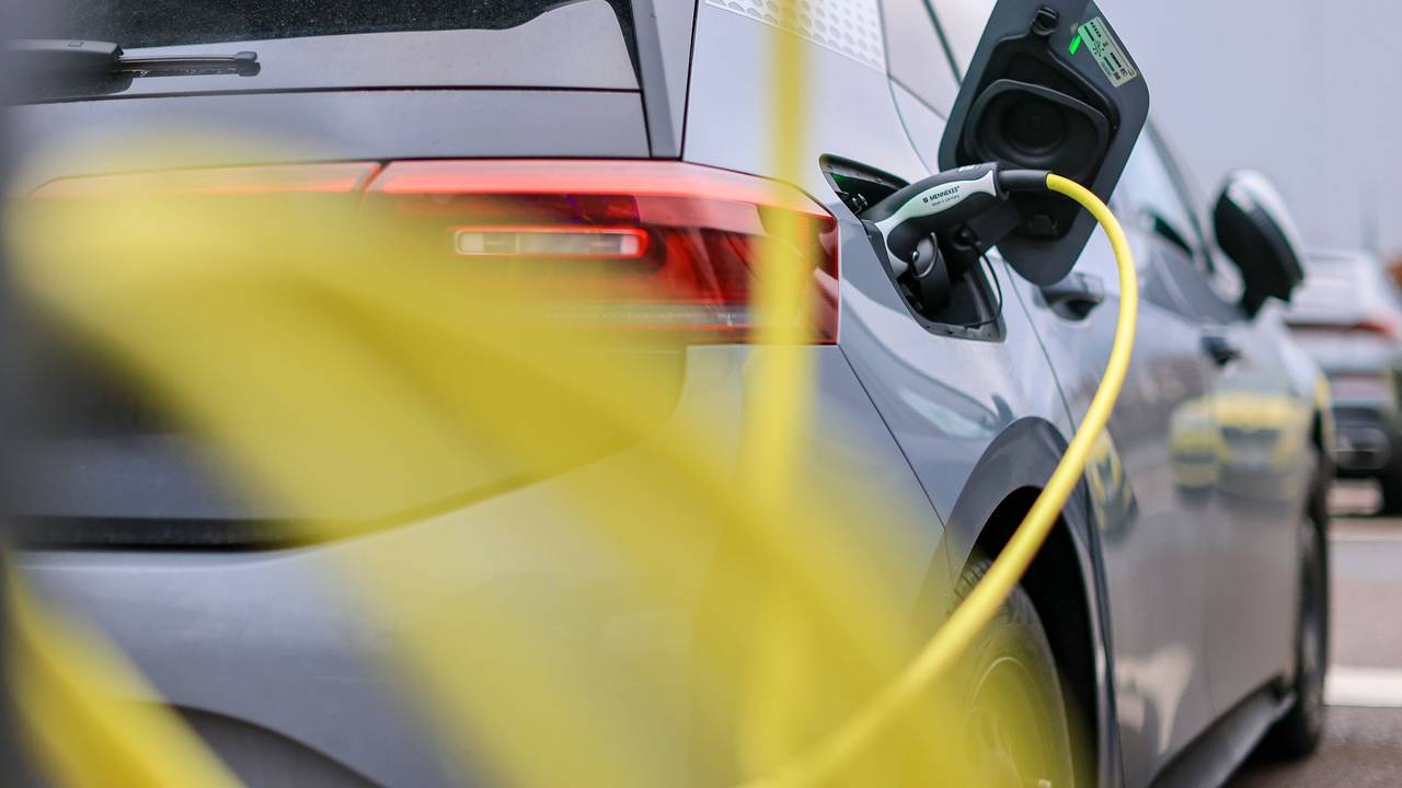 Elektroauto lädt an Ladesäule