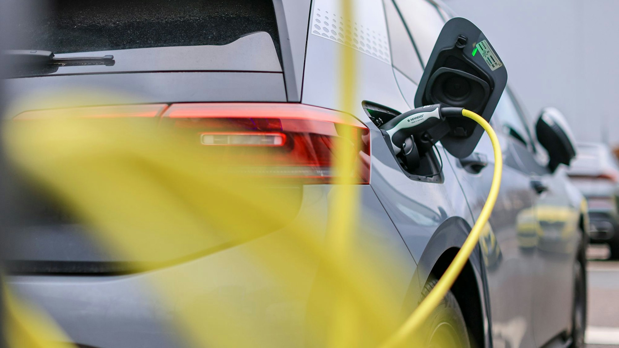 Elektroauto lädt an Ladesäule
