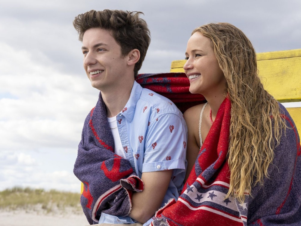Maddie (Jennifer Lawrence) lässt nichts unversucht, um Percy (Andrew Barth Feldman) zu verführen. (Bild: 2023 CTMG, Inc. All Rights Reserved. / Macall Polay)