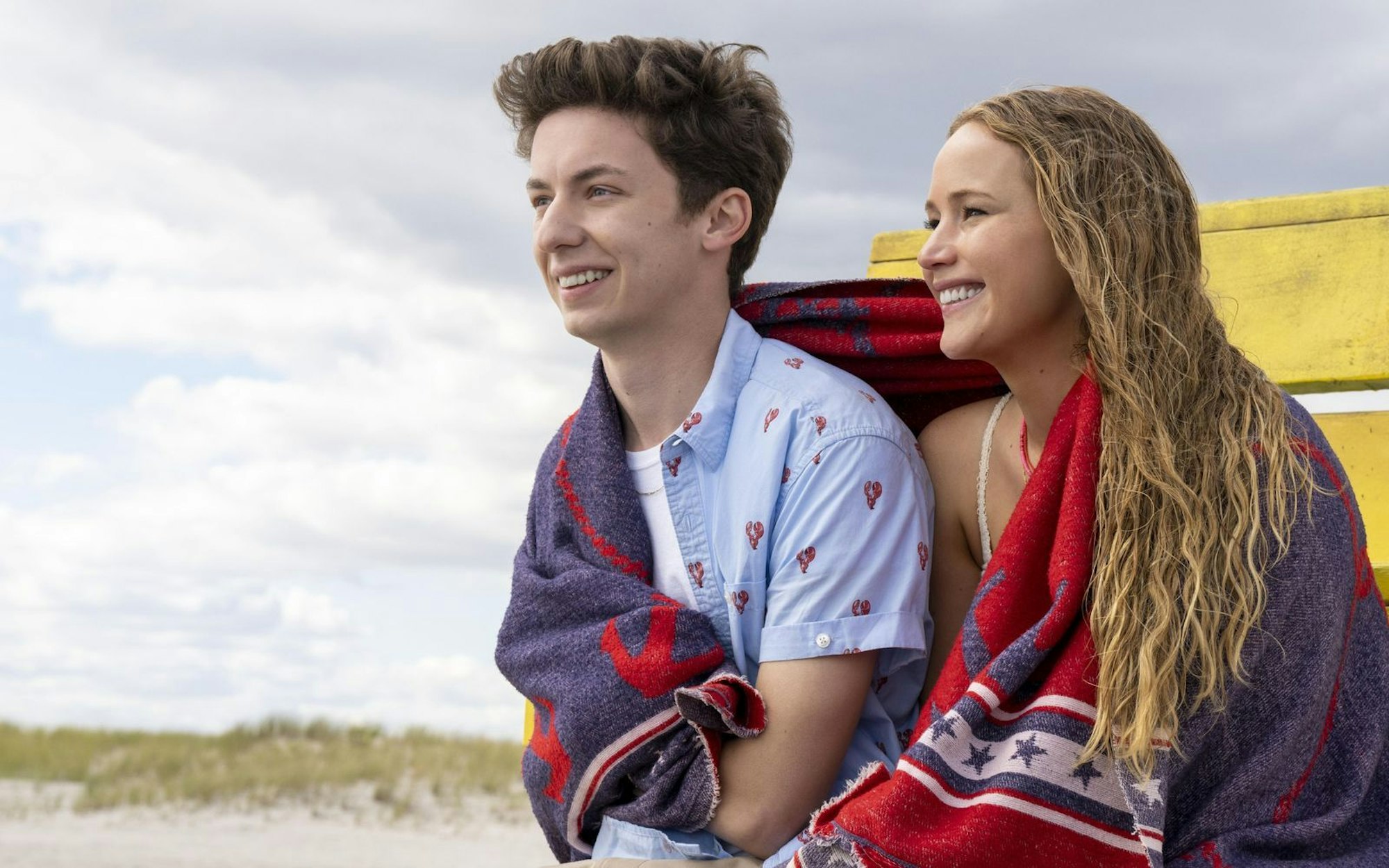 Maddie (Jennifer Lawrence) lässt nichts unversucht, um Percy (Andrew Barth Feldman) zu verführen. (Bild: 2023 CTMG, Inc. All Rights Reserved. / Macall Polay)