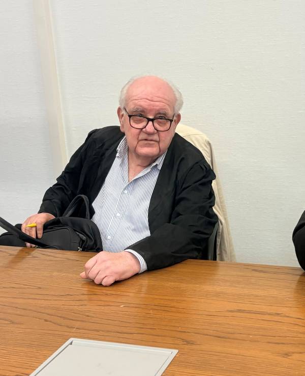 Der Angeklagte mit seinem Verteidiger Gottfried Reims beim Prozessauftakt im Landgericht