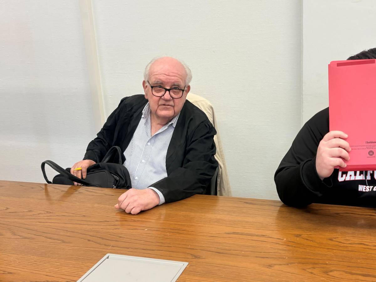 Der Angeklagte mit seinem Verteidiger Gottfried Reims beim Prozessauftakt im Landgericht