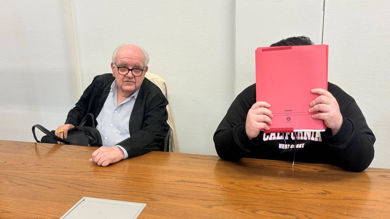 Der Angeklagte mit seinem Verteidiger Gottfried Reims beim Prozessauftakt im Landgericht