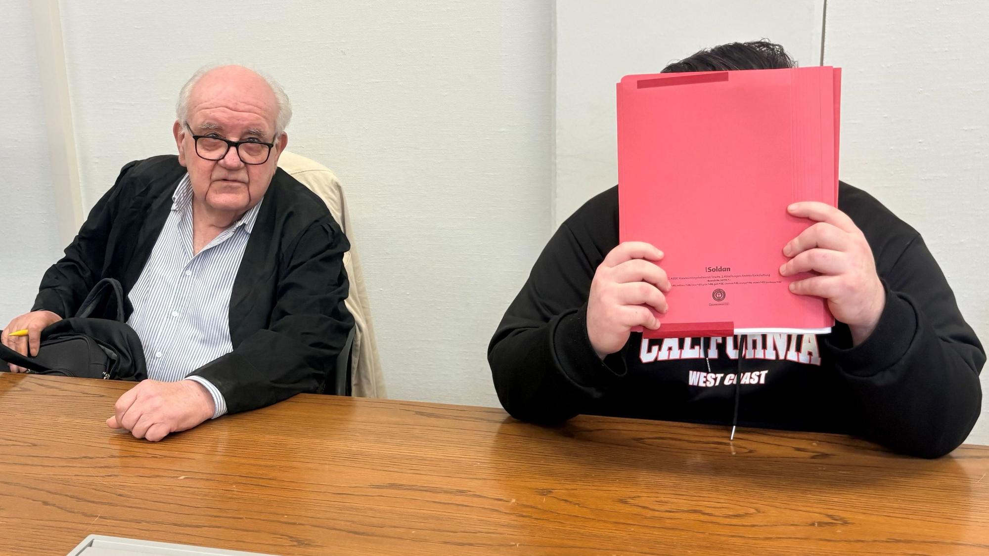 Der Angeklagte mit seinem Verteidiger Gottfried Reims beim Prozessauftakt im Landgericht