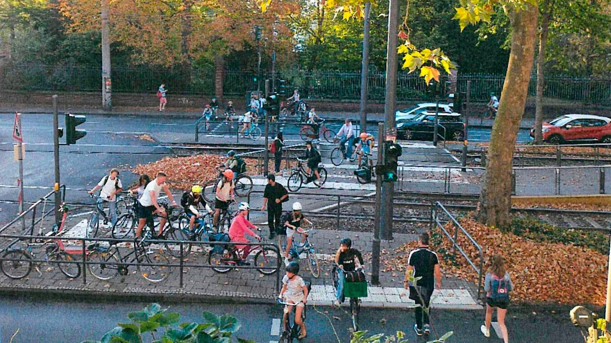 Auf dem Fußgängerüberweg an der Arnulfstraße sind zu Schulbeginn und -schluss sehr viele Menschen unterwegs.