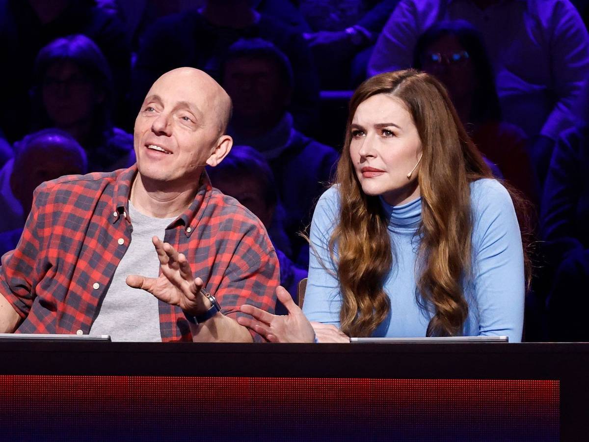 Bernhard Hoëcker (hier mit Katrin Bauerfeind bei „Wer weiß denn sowas?“ im Ersten) liebt es, das Leben zu genießen. Aber nicht um jeden Preis. (Bild: ARD/NDR/UFA SHOW & FACTUAL/Morris Mac Matzen)