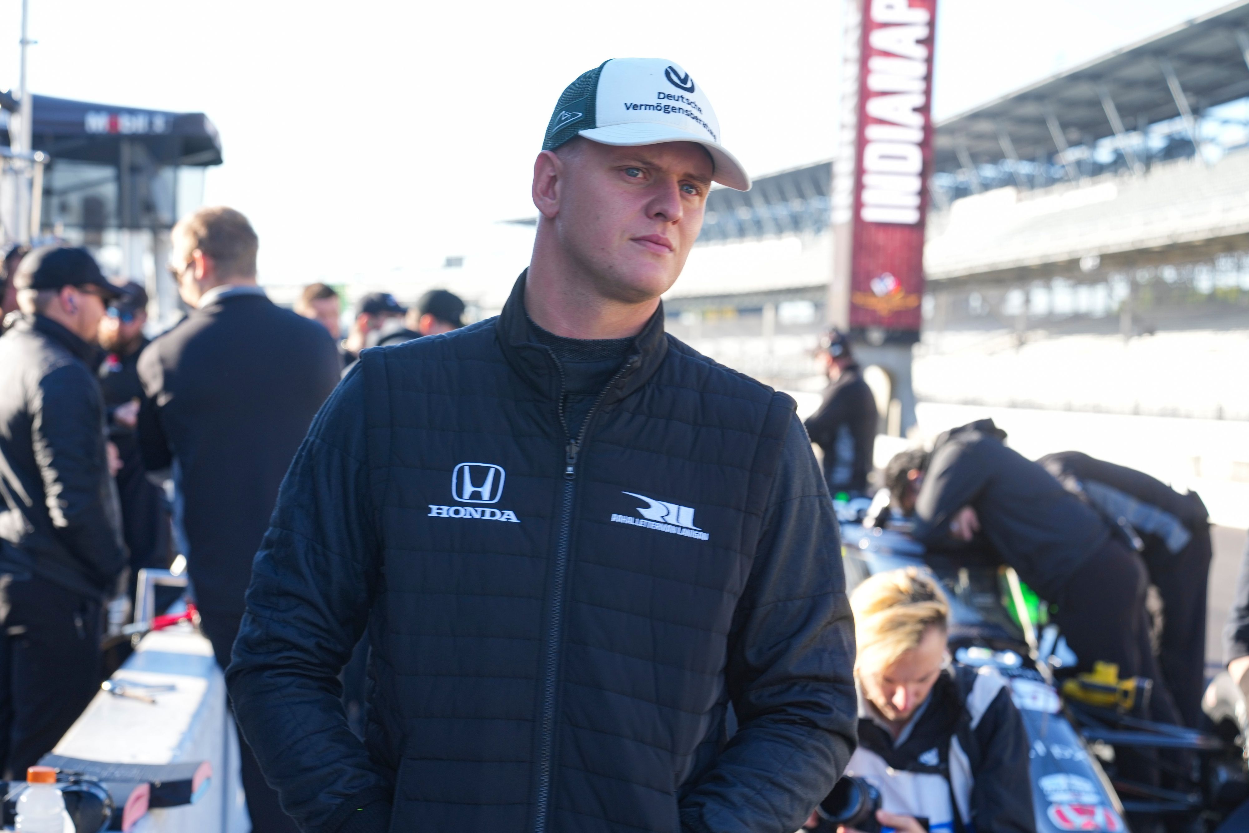 Mick Schumacher, Rennfahrer in Sportkleidung