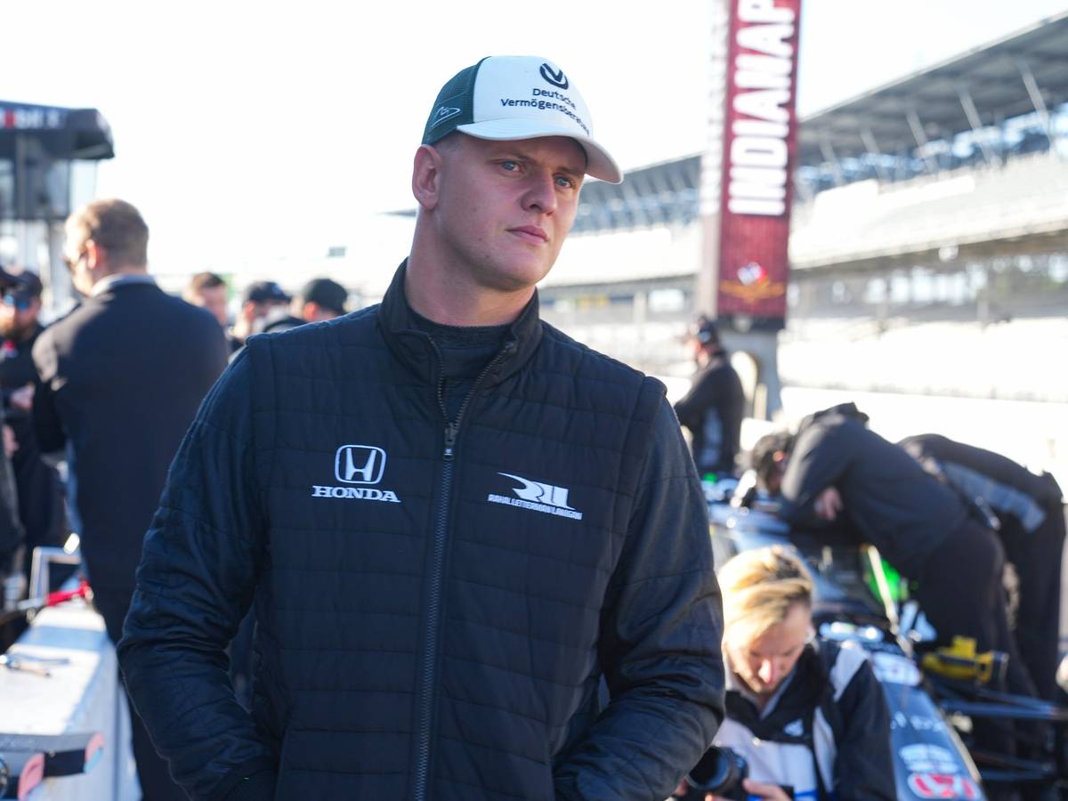 Mick Schumacher, Rennfahrer in Sportkleidung