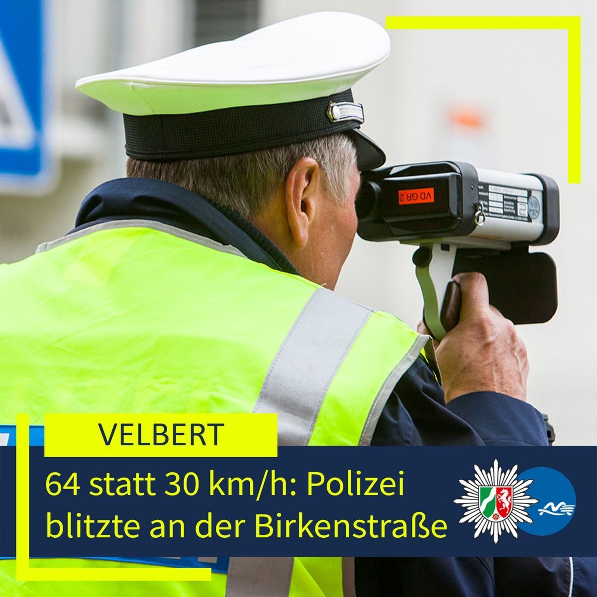 Ein Polizist mit einer Laserpistole bei einer Geschwindigkeitskontrolle.