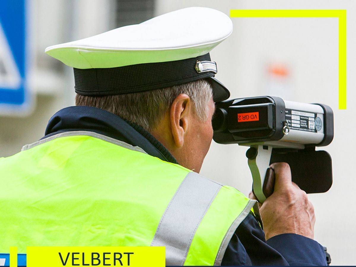 Ein Polizist mit einer Laserpistole bei einer Geschwindigkeitskontrolle.