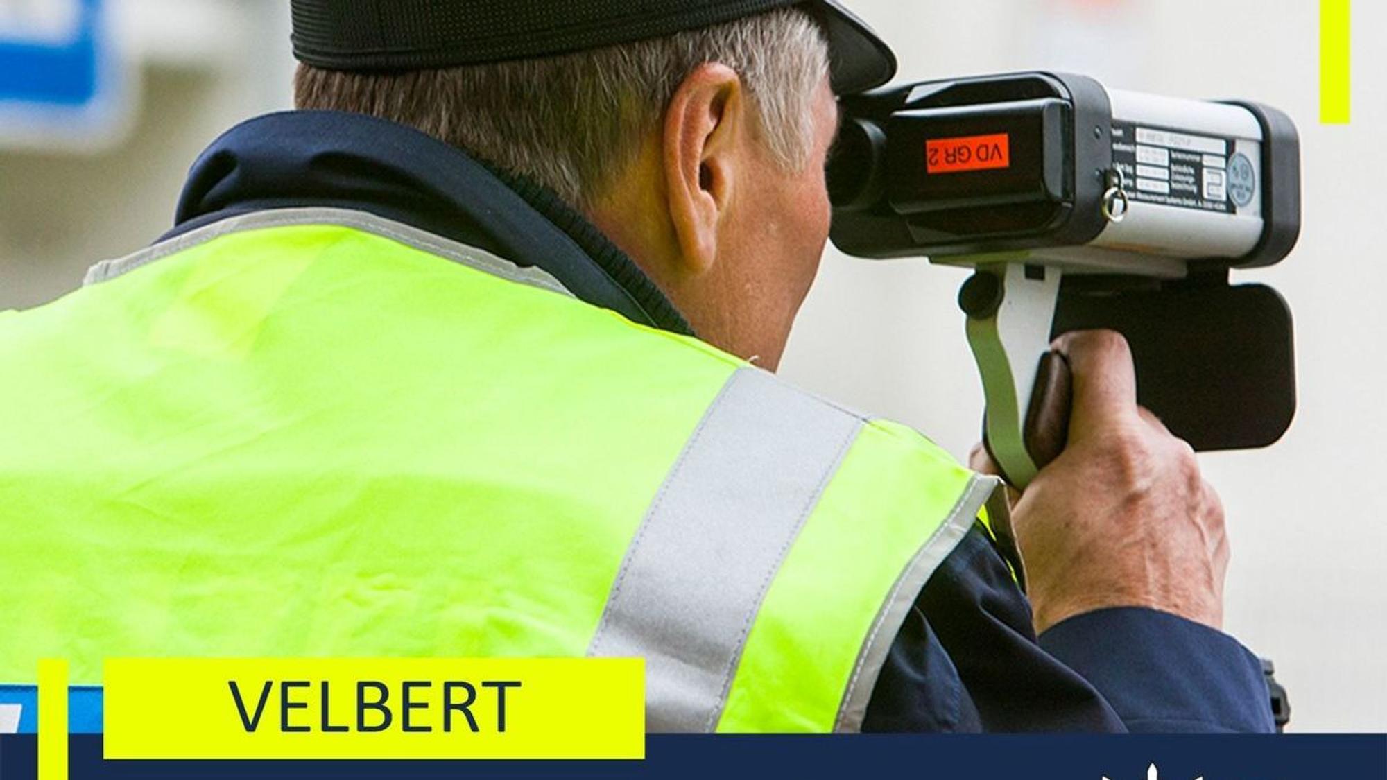 Ein Polizist mit einer Laserpistole bei einer Geschwindigkeitskontrolle.