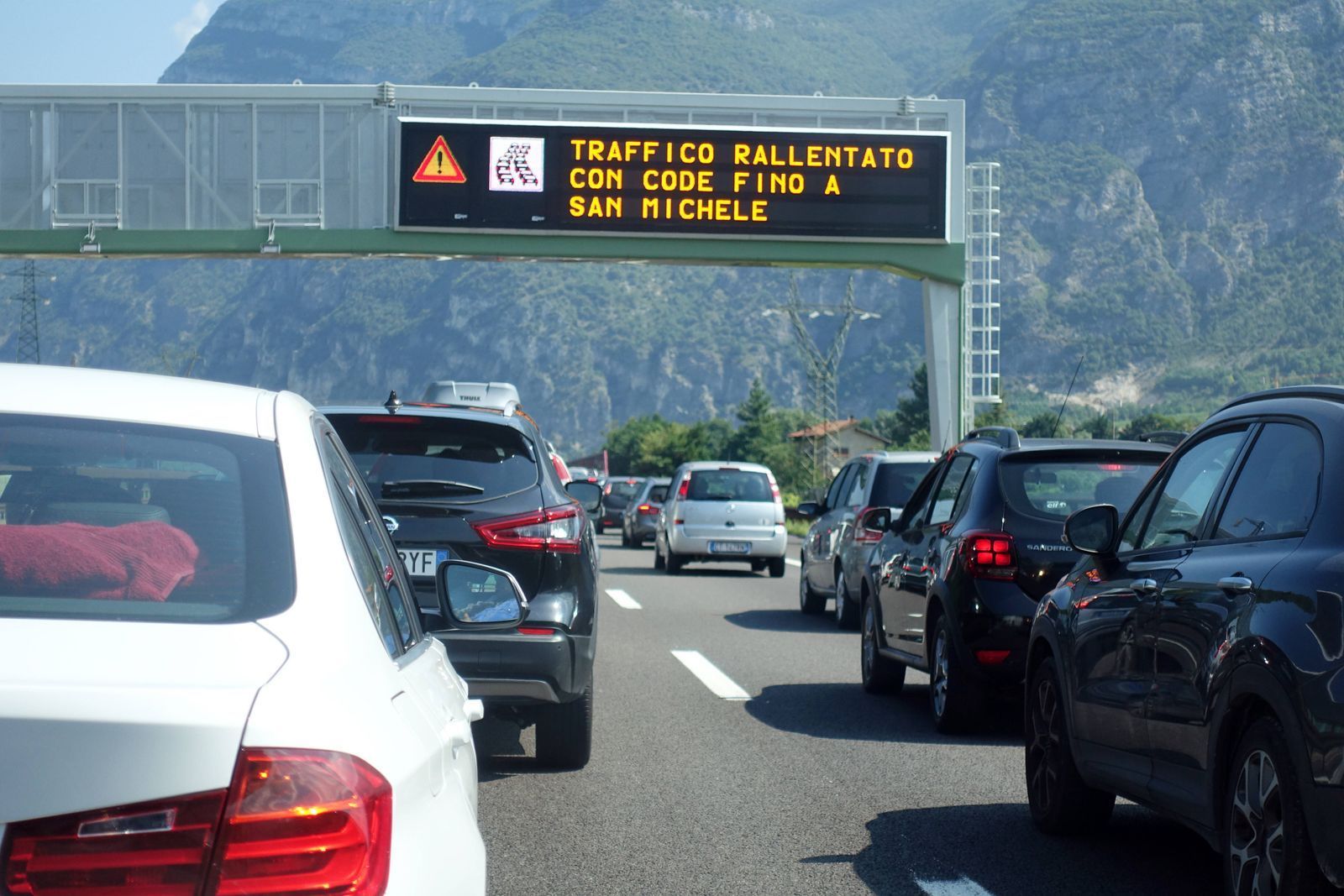 Urlauberinnen und Urlauber können sich in Italien bei einem Baustellen-Stau die Maut teilweise oder ganz zurückerstatten lassen.  (Bild: IMAGO / Frank Sorge)