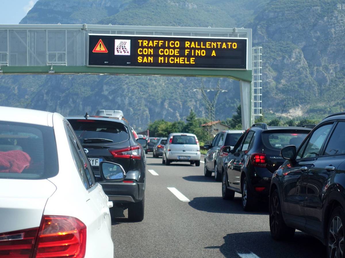 Urlauberinnen und Urlauber können sich in Italien bei einem Baustellen-Stau die Maut teilweise oder ganz zurückerstatten lassen. (Bild: IMAGO / Frank Sorge)