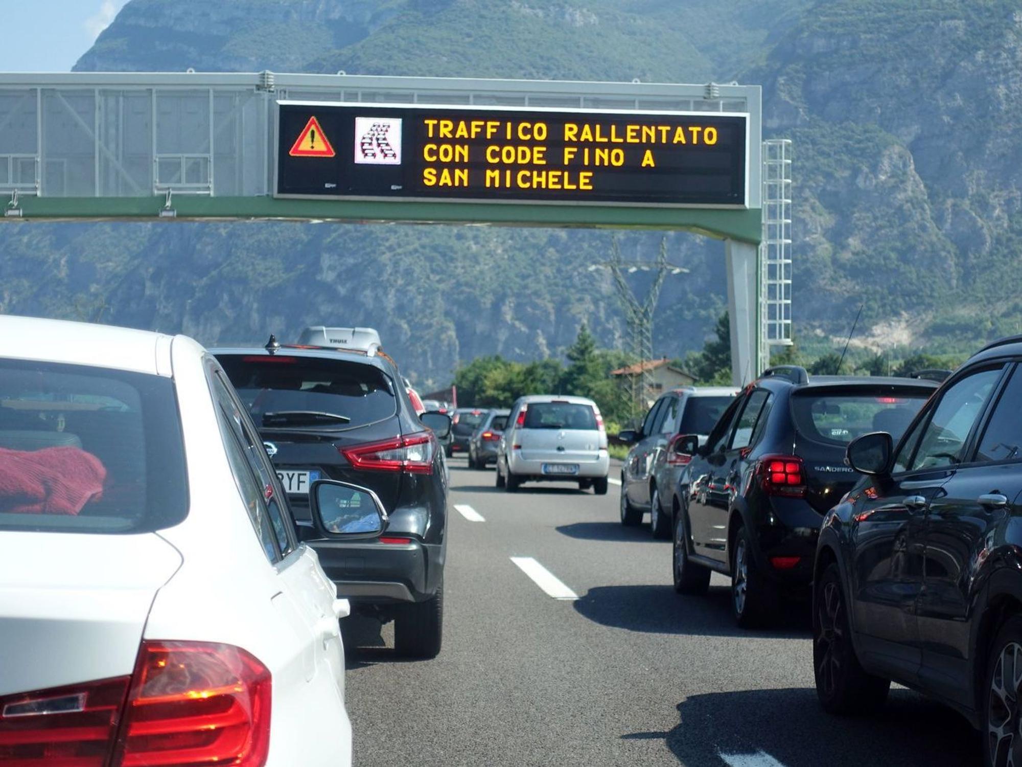 Urlauberinnen und Urlauber können sich in Italien bei einem Baustellen-Stau die Maut teilweise oder ganz zurückerstatten lassen. (Bild: IMAGO / Frank Sorge)