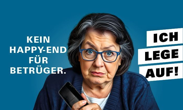 Symbolbild für einen Schockanruf: Eine ältere Frau hält einen Telefonhörer in der Hand.