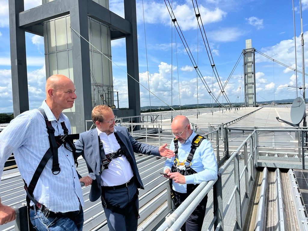 FC-Präsident Jörn Stobbe (v.l.), Stephan Segbers (RheinEnergie) und Sportstätten-Chef Lutz Wingerath stehen auf dem Dach des Rhein-Energie-Stadions.