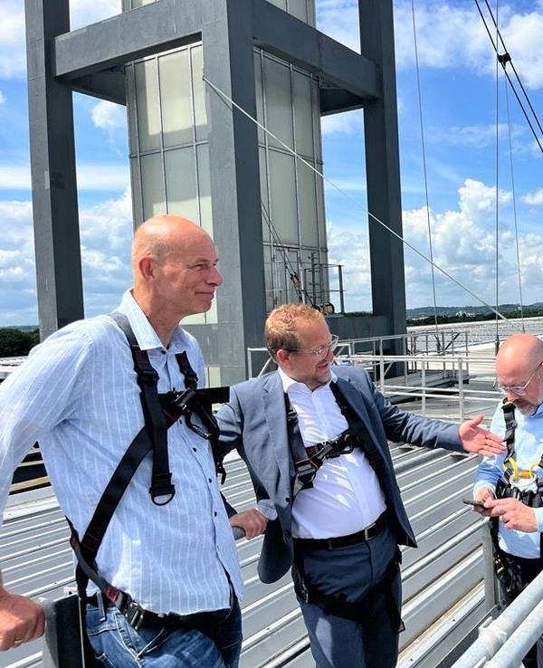FC-Präsident Jörn Stobbe (v.l.), Stephan Segbers (RheinEnergie) und Sportstätten-Chef Lutz Wingerath stehen auf dem Dach des Rhein-Energie-Stadions.