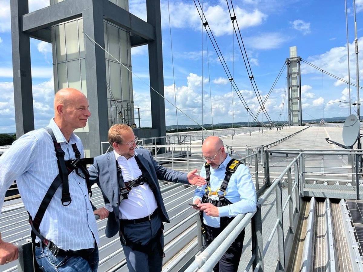 FC-Präsident Jörn Stobbe (v.l.), Stephan Segbers (RheinEnergie) und Sportstätten-Chef Lutz Wingerath stehen auf dem Dach des Rhein-Energie-Stadions.