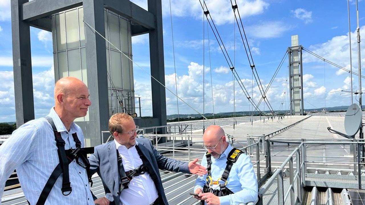 FC-Präsident Jörn Stobbe (v.l.), Stephan Segbers (RheinEnergie) und Sportstätten-Chef Lutz Wingerath stehen auf dem Dach des Rhein-Energie-Stadions.