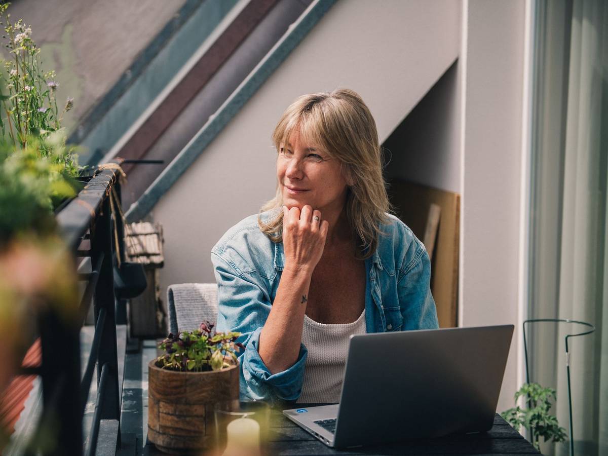 Eine Frau arbeitet am Laptop