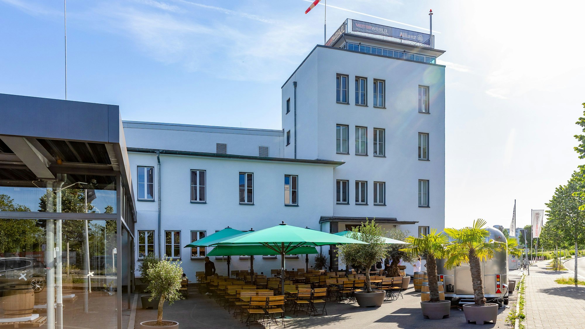 Das Restaurant hat auch einen Wintergarten und eine große Terrasse mit einem Foodtruck.