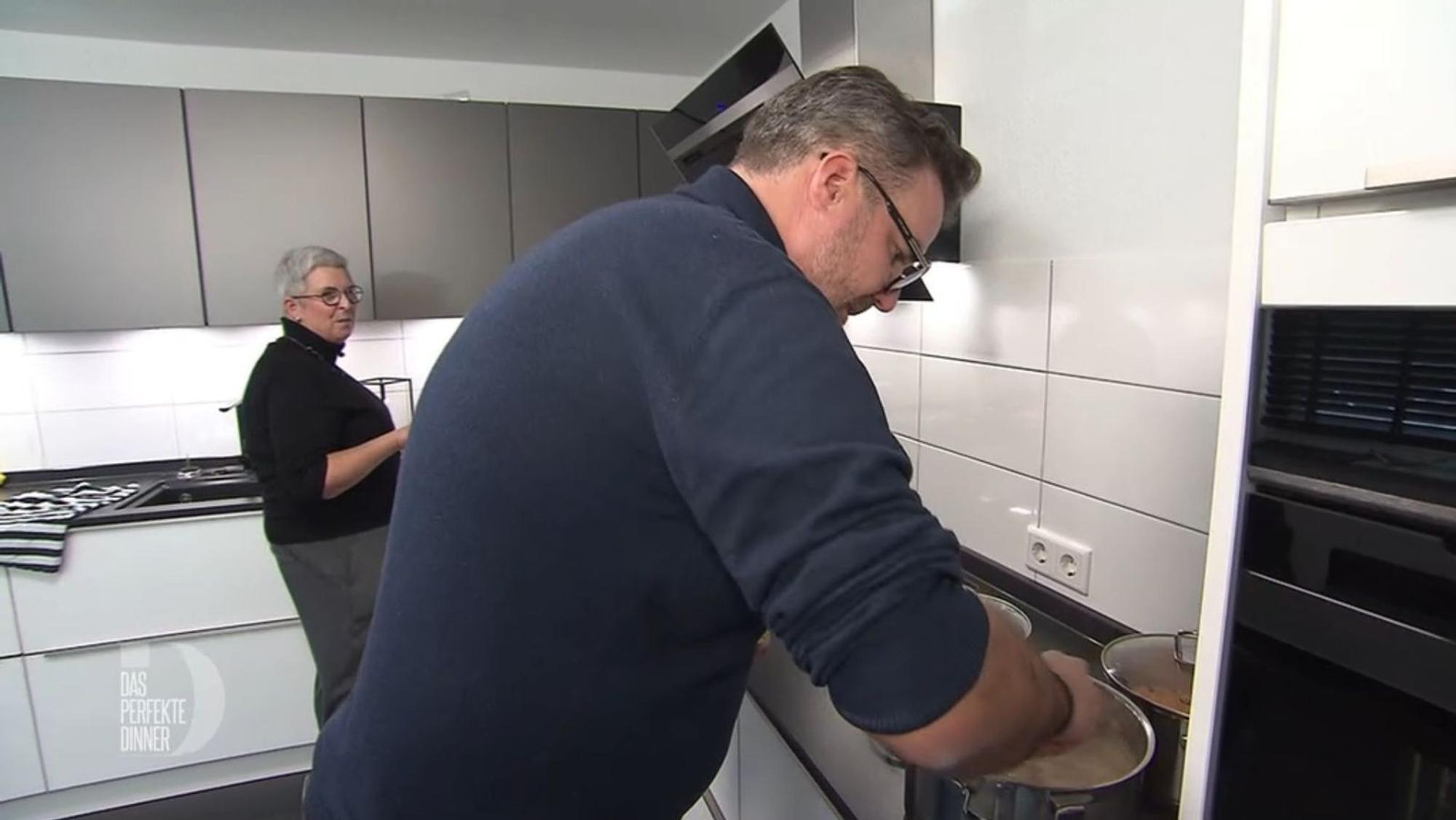 Tim wird von seiner Mutter bei den Vorbereitungen unterstützt.
(Bild: RTL)