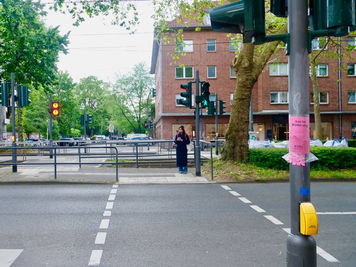 Die Ampel auf der Luxemburger Straße von der Lothar- zur Leyberger Straße zeigt für den Weg zur Mittelinsel grün, dahinter rot.