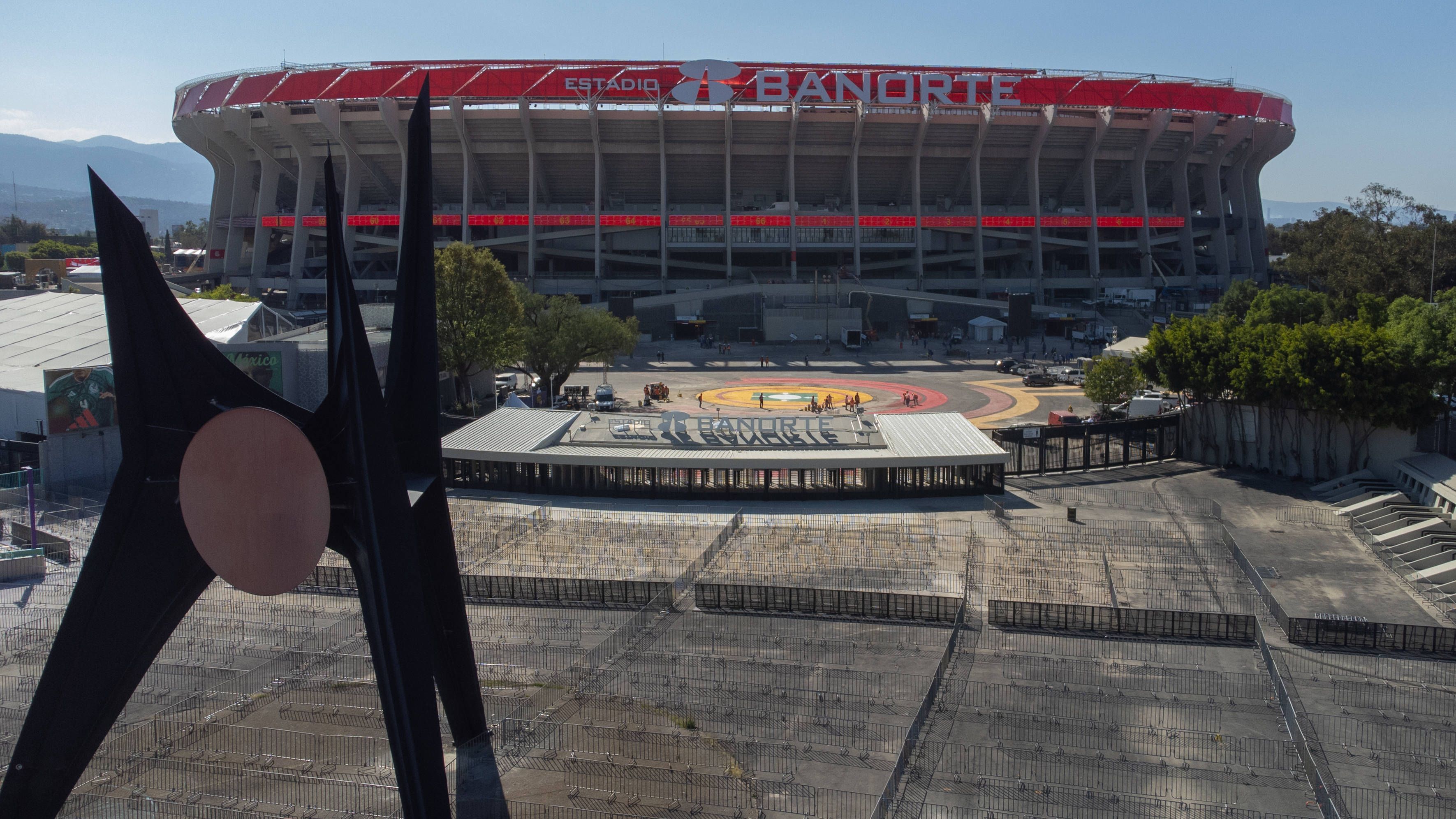 Stadion und Vorplatz mit Absperrungen