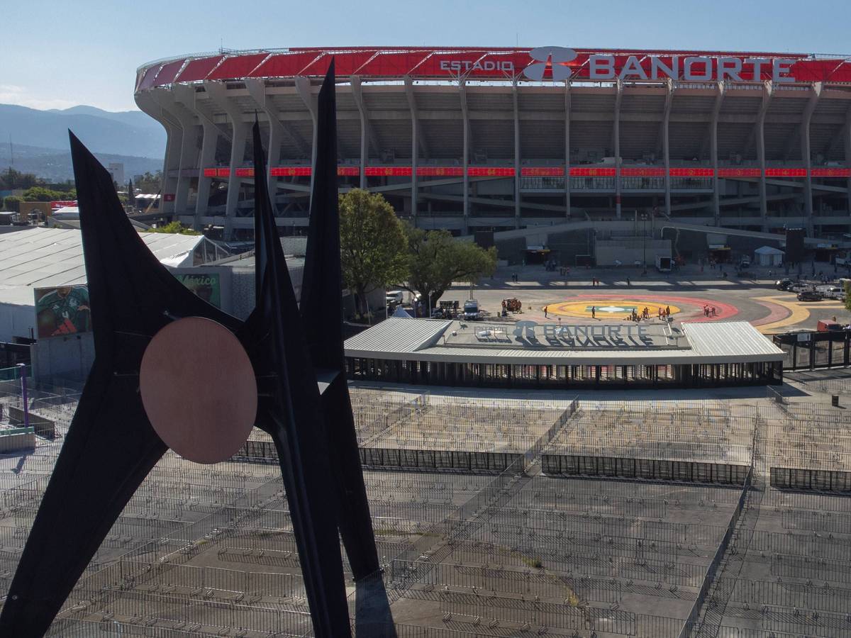 Stadion und Vorplatz mit Absperrungen