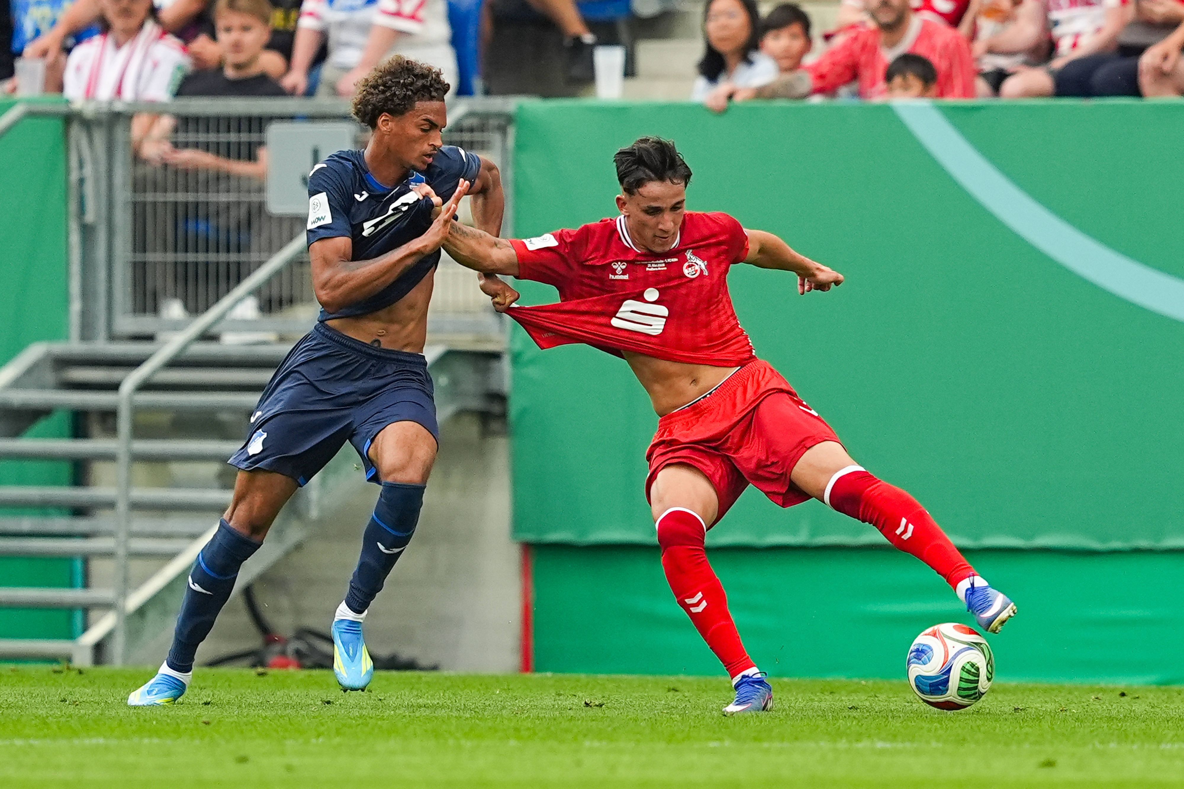 Jykese Fields im Duell Jason Ponente-Ramirez.