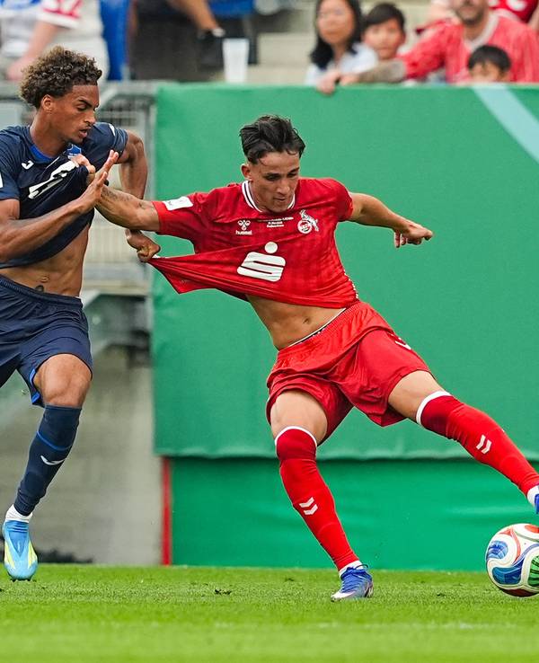 Jykese Fields im Duell Jason Ponente-Ramirez.