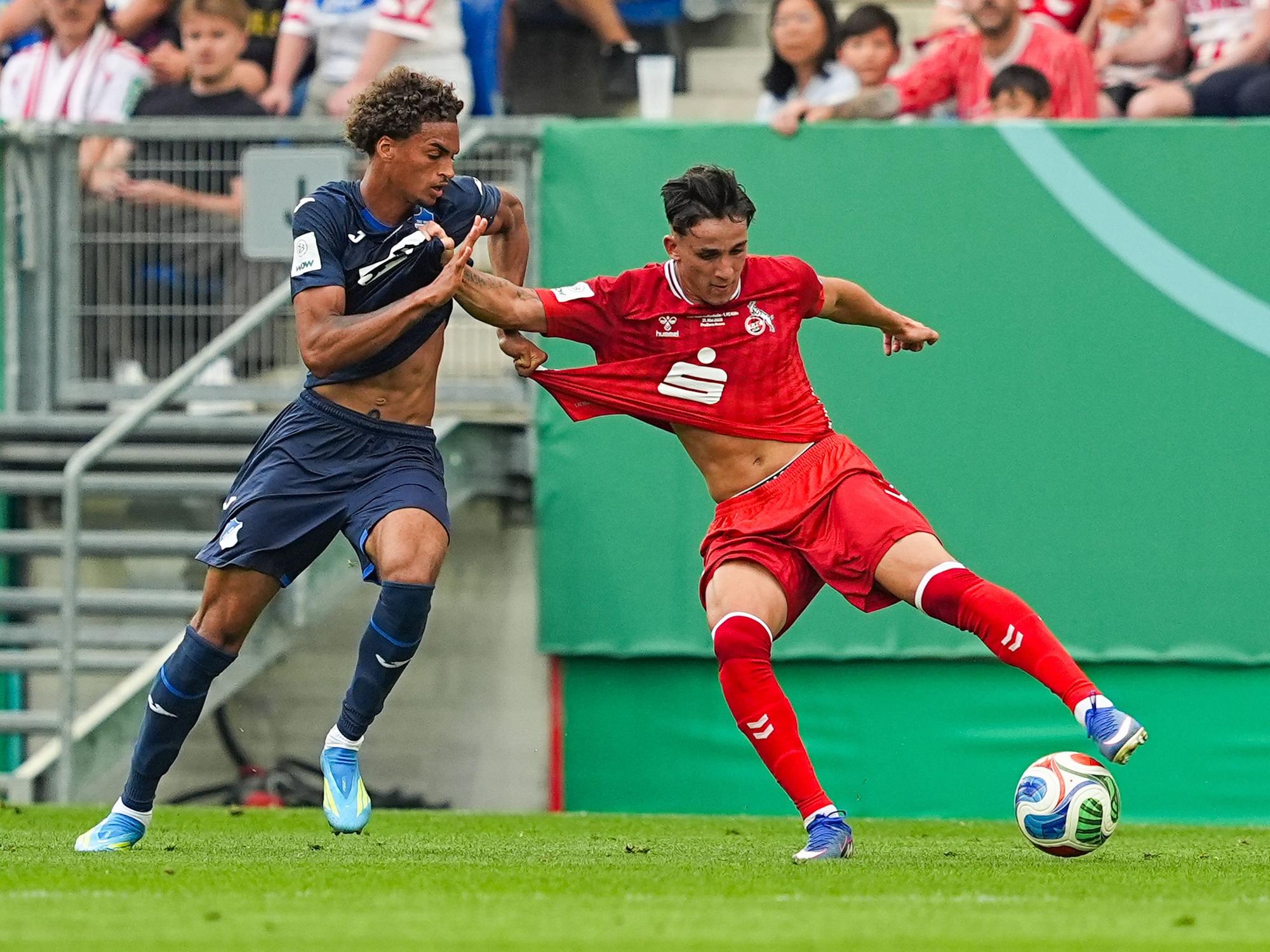 Jykese Fields im Duell Jason Ponente-Ramirez.